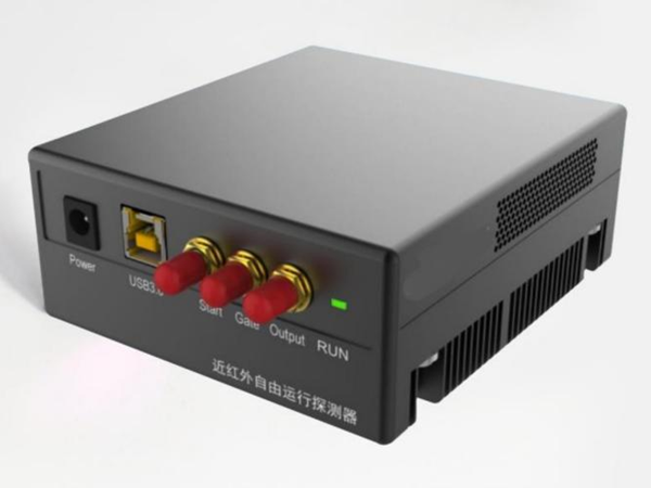 近红外光自由运行单光子探测器 